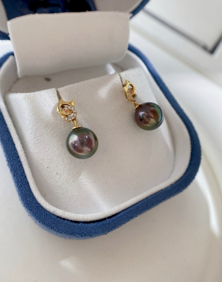 18K Gold Tahitian Black Pearl Earrings: These earrings feature 18K gold as the base, paired with Tahitian black pearls that exhibit a peacock green iridescence. The pearls have a diameter of 9-10mm, nearly round, with slight blemishes that 
