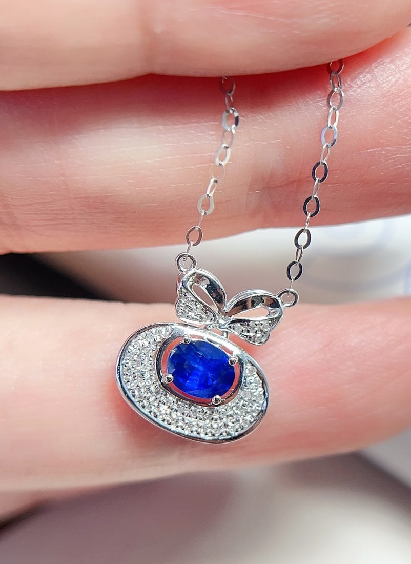 18K Gold Natural Sapphire Necklace: This necklace is crafted in 18K gold, featuring a royal blue sapphire that exudes unparalleled elegance. The sapphire's clarity, combined with 38 sparkling diamonds, enhances the exquisite design. Per