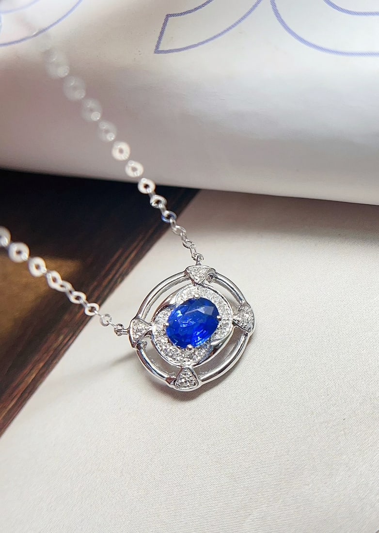 18K Gold Royal Blue Sapphire Collarbone Necklace: This collarbone necklace is meticulously crafted in 18K gold, featuring a royal blue sapphire with a deep hue and captivating brilliance. Surrounded by 30 diamonds, it adds a dazzling sparkle, perfect