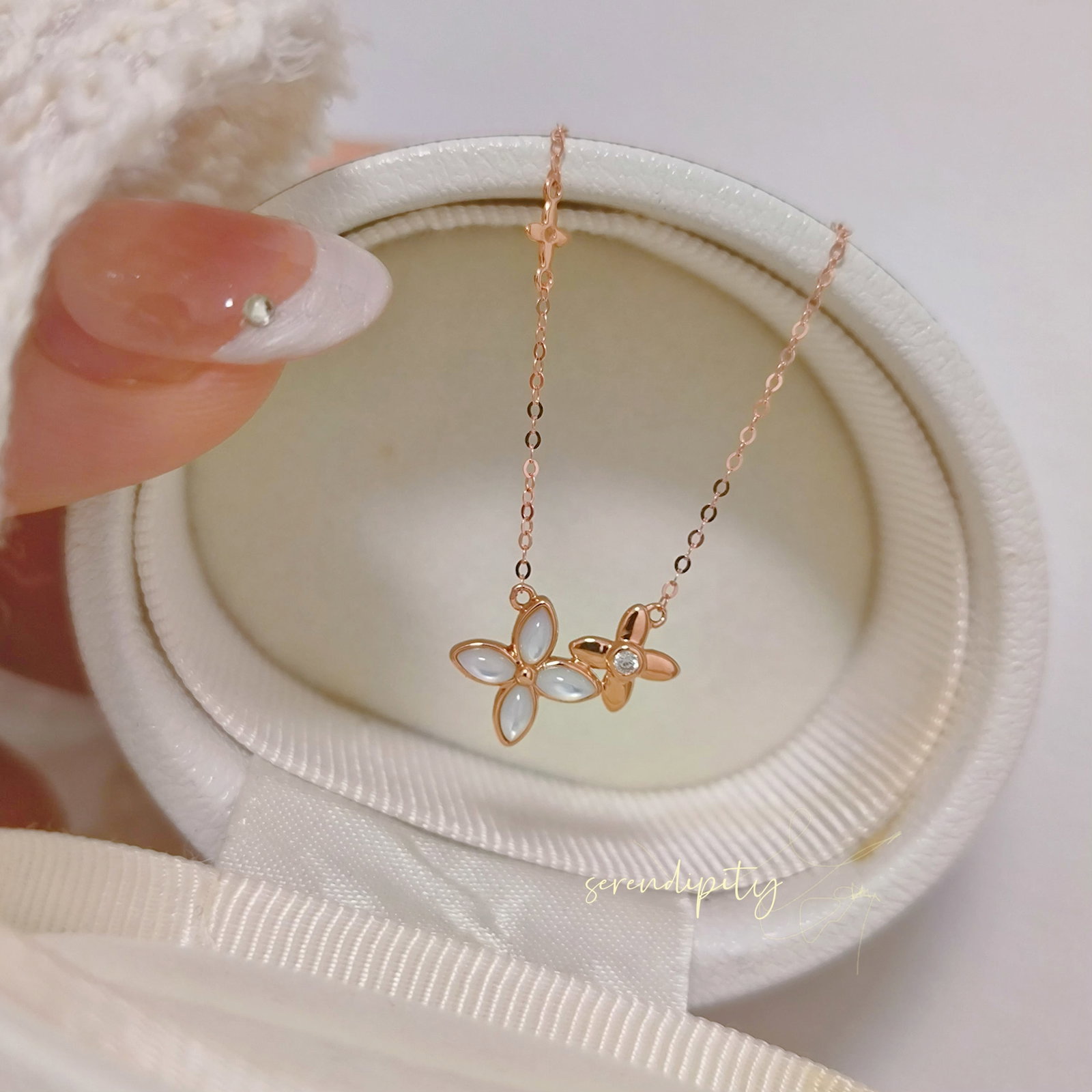 18K Gold White Shell Diamond Necklace: This necklace features an 18K gold base, complemented by white shell and diamonds, showcasing a simple yet full texture. The small diamond accents add exquisite detail, creating an elegant and grand
