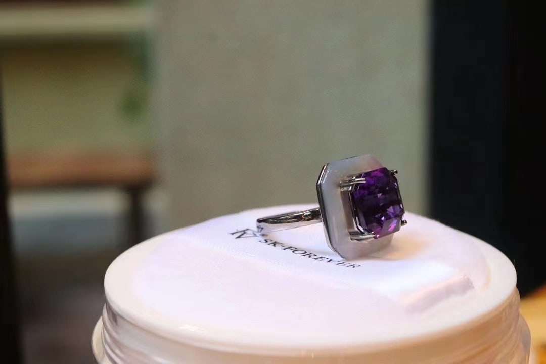 Natural Amethyst Ring: This ring features a natural amethyst as the main stone, with exquisite facets showcasing its purity without any inclusions. Paired with natural white mother-of-pearl, it adds an elegant touch. The ba