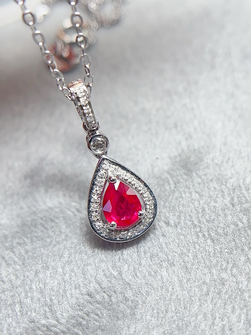18K Gold Pigeon's Blood Red Ruby Pendant: This pendant is meticulously crafted in 18K gold, featuring a pigeon's blood red ruby with rich color and dazzling brilliance. The design is simple yet elegant, suitable for various occasions. The rub