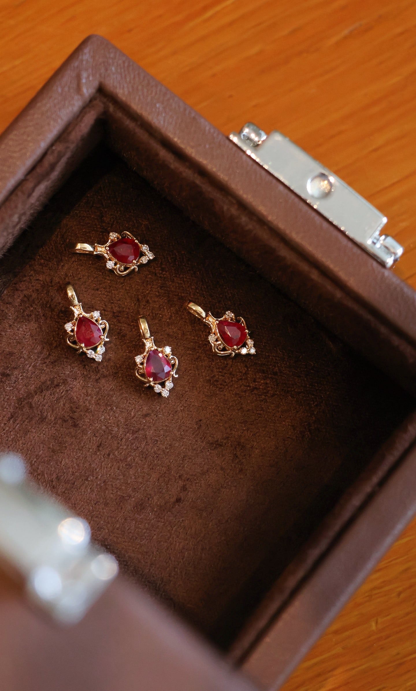 18K Gold Vivid Ruby Pendant: This pendant is crafted in 18K gold, featuring a vivid teardrop-shaped ruby that exudes captivating color, surrounded by natural diamonds for added luxury. The vintage scrollwork gold frame design is 
