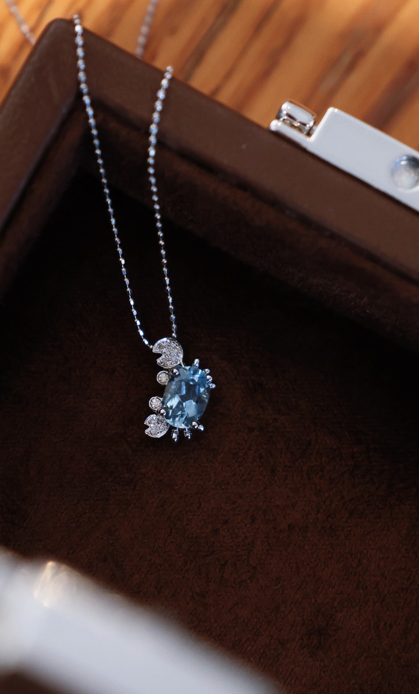 18K Gold Aquamarine Diamond Pendant: This pendant is meticulously crafted in 18K gold, with aquamarine exuding a gentle glow, complemented by diamond-studded claws for added detail. The crab design carries a beautiful meaning, suitable f