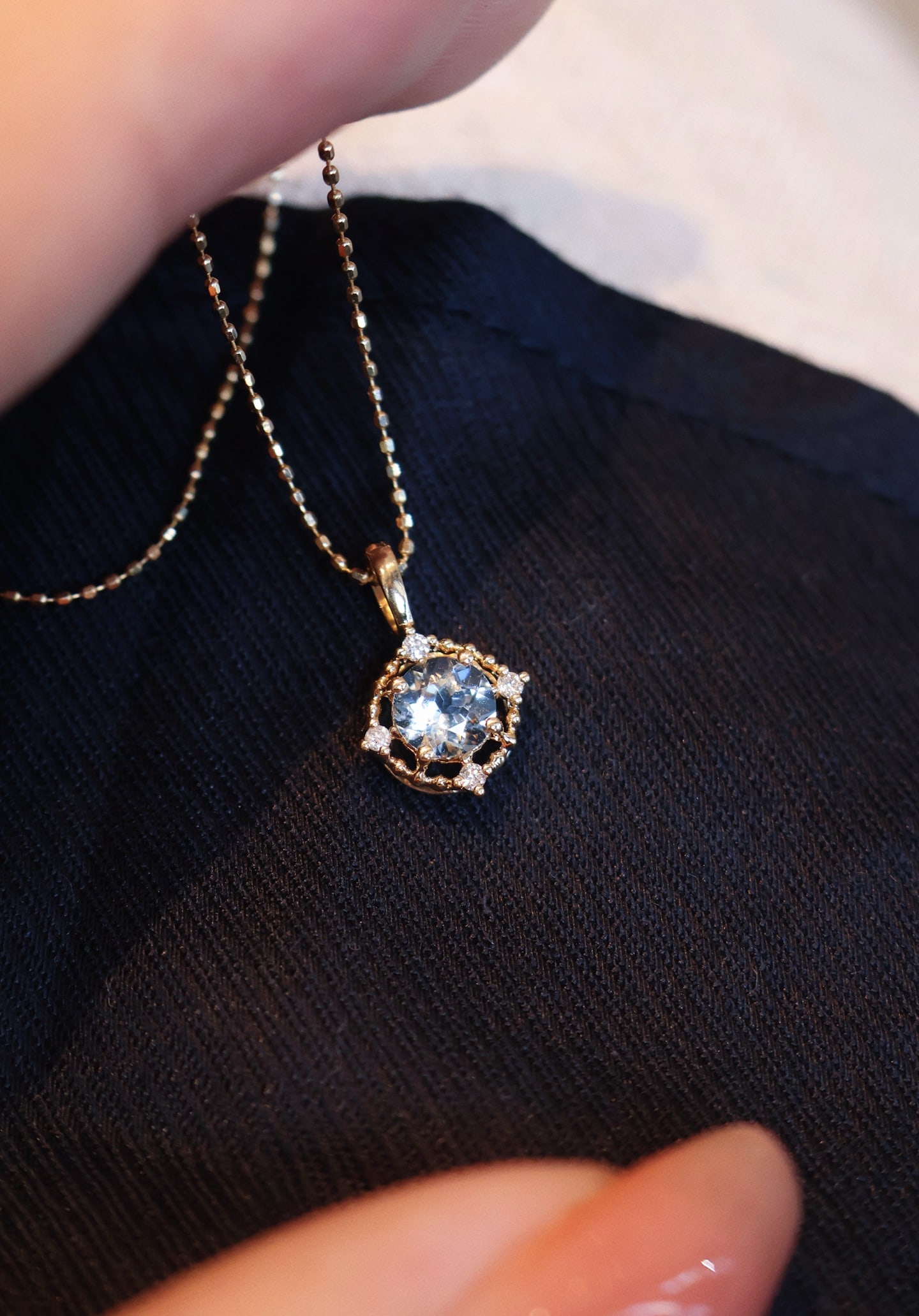 18K Gold Aquamarine Diamond Pendant: This pendant features an aquamarine as the main stone, showcasing the clarity reminiscent of sunlight on the sea. The delicate dew-drop edge design, paired with small diamonds, adds a touch of gentlen