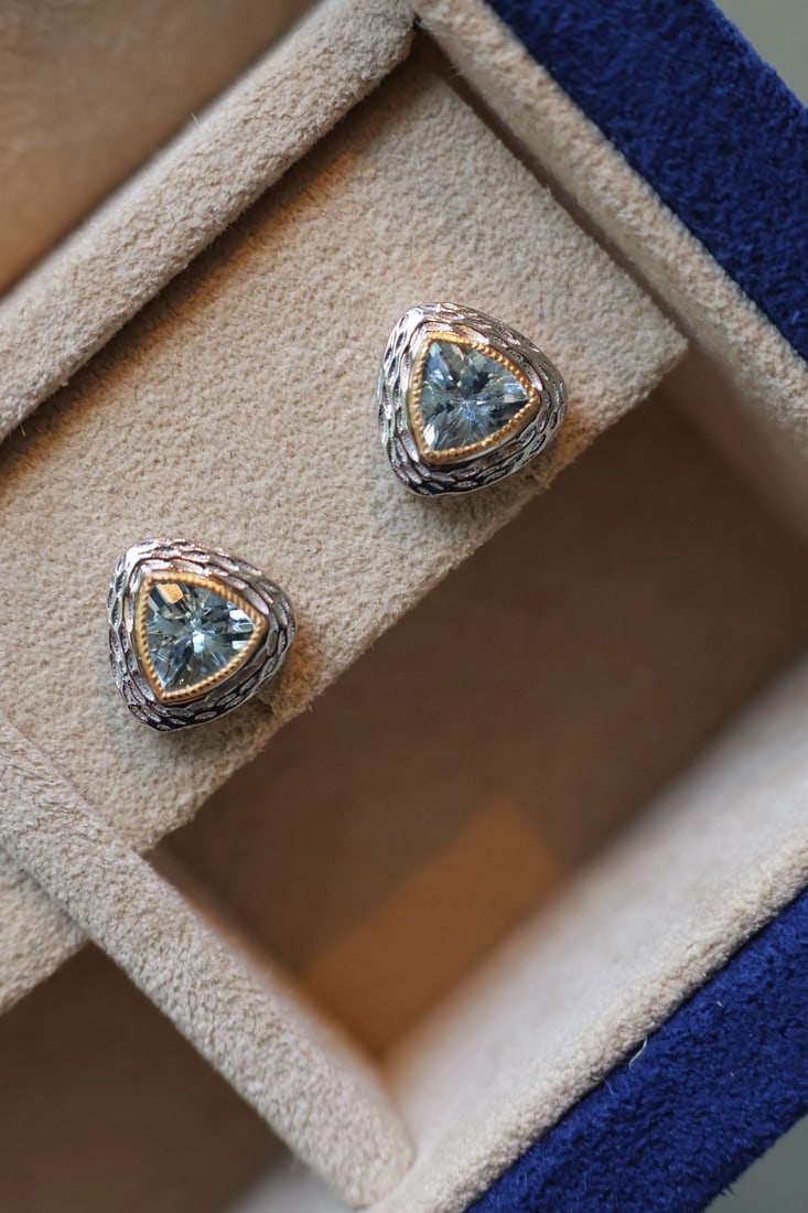 18K Gold Natural Aquamarine Earrings: These earrings are crafted in 18K gold, showcasing the natural allure of aquamarine. The unique triangular design combined with advanced hammered texture gives it a distinctive feel and style. Freight