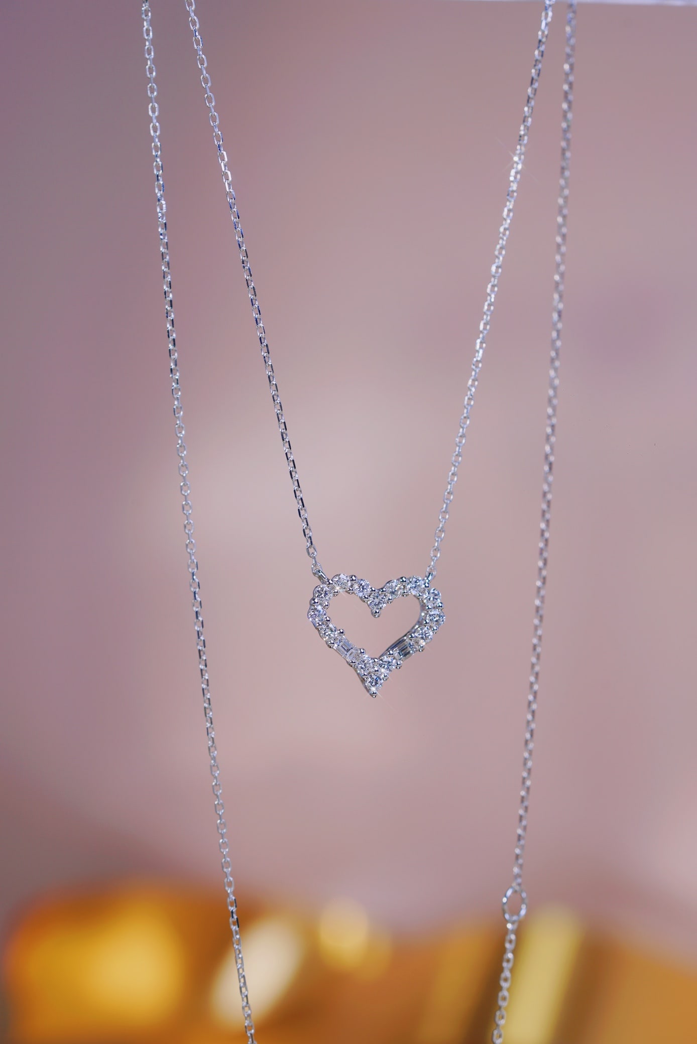 18K Gold Diamond Heart Necklace: This 18K gold necklace features an elegant heart design, adorned with exquisite diamonds, showcasing a perfect blend of nobility and romance. Whether for daily wear or special occasions, it adds a tou