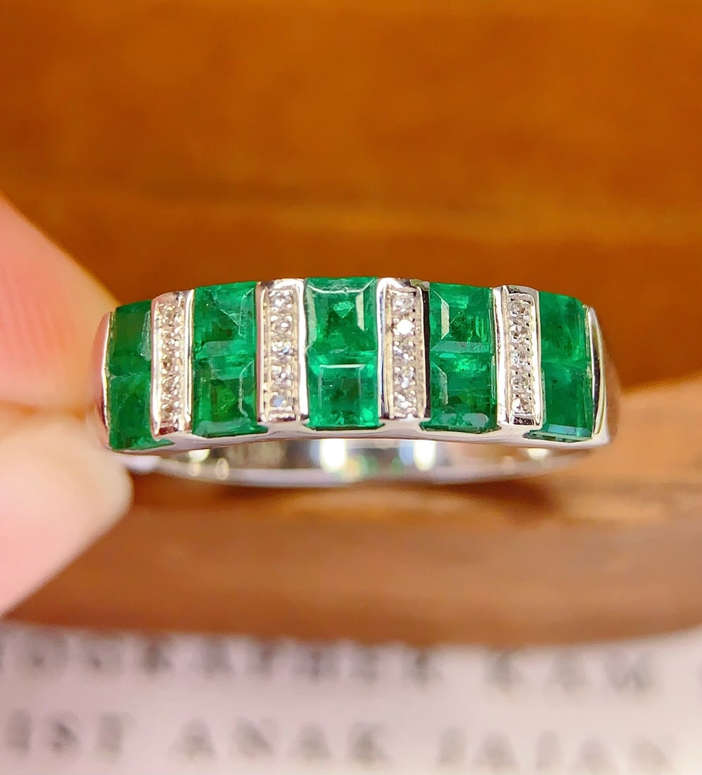 18K Gold Natural Emerald Ring: This ring is meticulously crafted in 18K gold, set with a natural emerald, exuding an aura of elegance and nobility. The main stone is a 1.5-carat emerald, surrounded by 20 diamonds, adding a brillian
