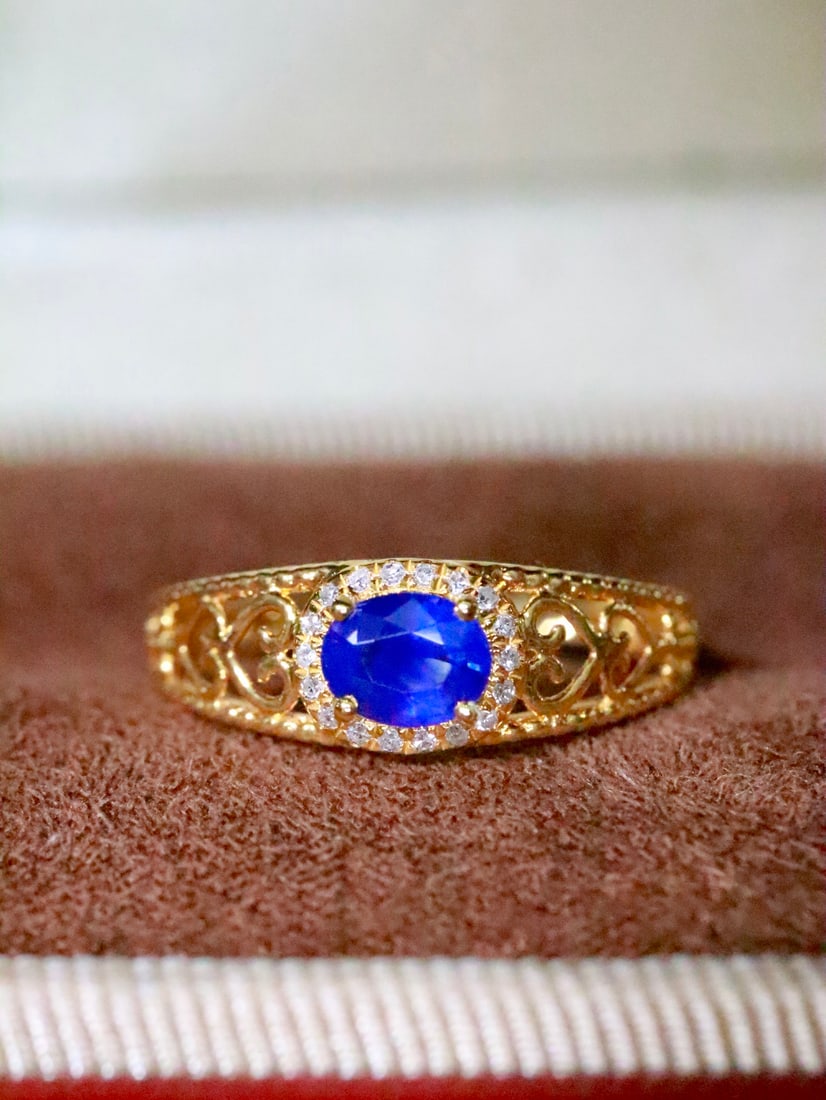 18K Gold Sapphire Ring: This ring features a vintage Baroque design with a sapphire of pure color and transparent crystal, exuding an elegant charm when worn. The overall design breaks the conventional, adding a unique visua