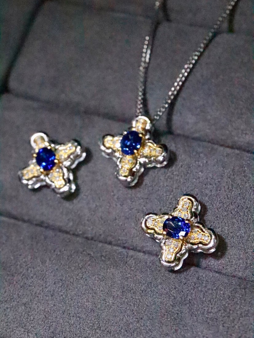 pt900 Natural Sapphire Pendant: This pendant is meticulously crafted in pt900, set with a natural sapphire, exuding an aura of elegance and nobility. The deep hue of the sapphire complements the luster of pt900, making it suitable f