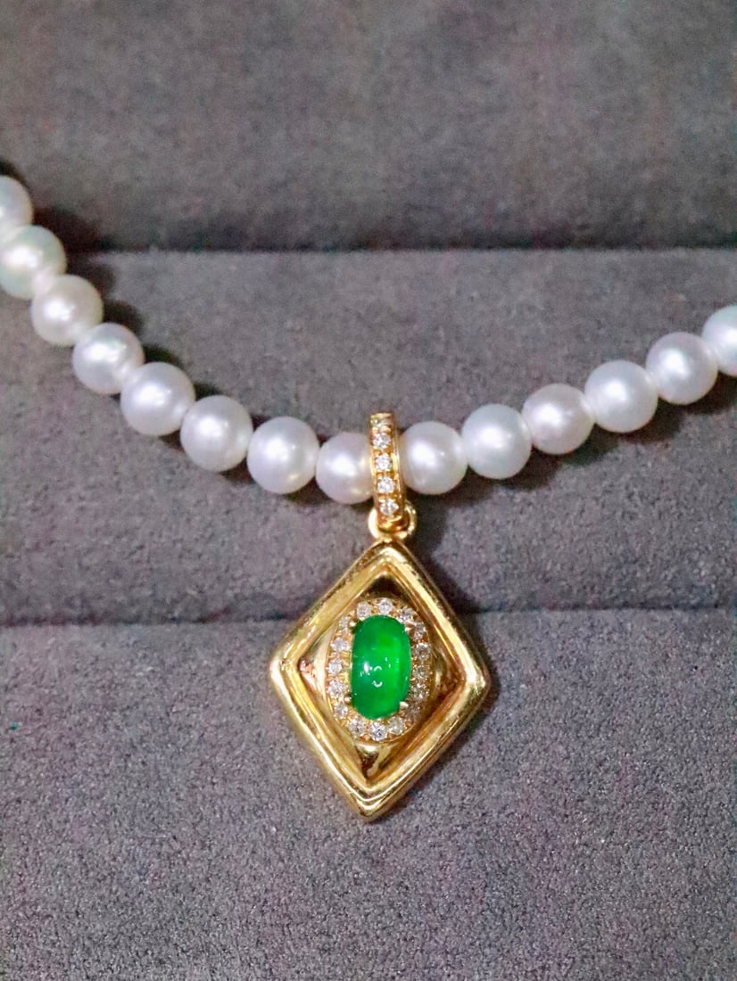 18K Gold Emerald Pendant: This 18K gold emerald pendant is exquisitely designed, suitable for pairing with various necklaces and bracelets. The deep hue of the emerald, complemented by diamonds, exudes elegance. Perfect for bo