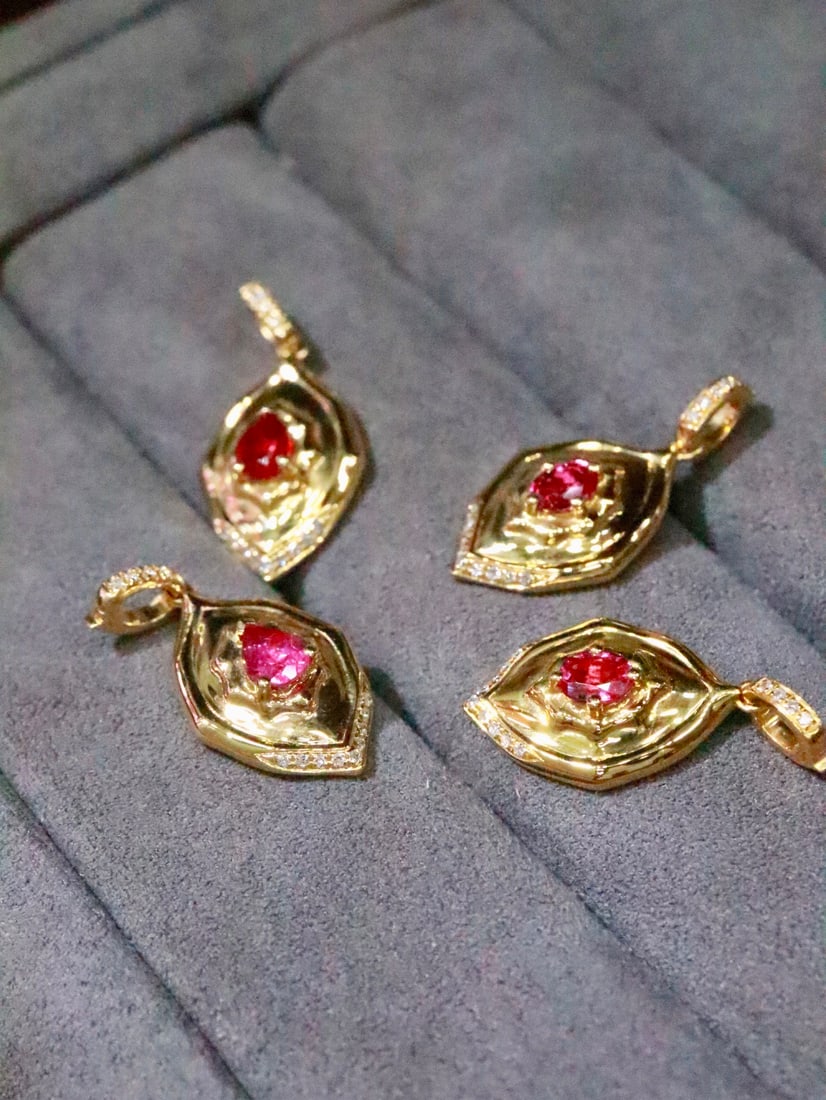 18K Gold Ruby Pendant: This 18K gold ruby pendant is exquisitely designed to complement various necklaces and bracelets. The brilliance of the ruby, accentuated by diamonds, exudes an elegant aura. Whether for daily wear or