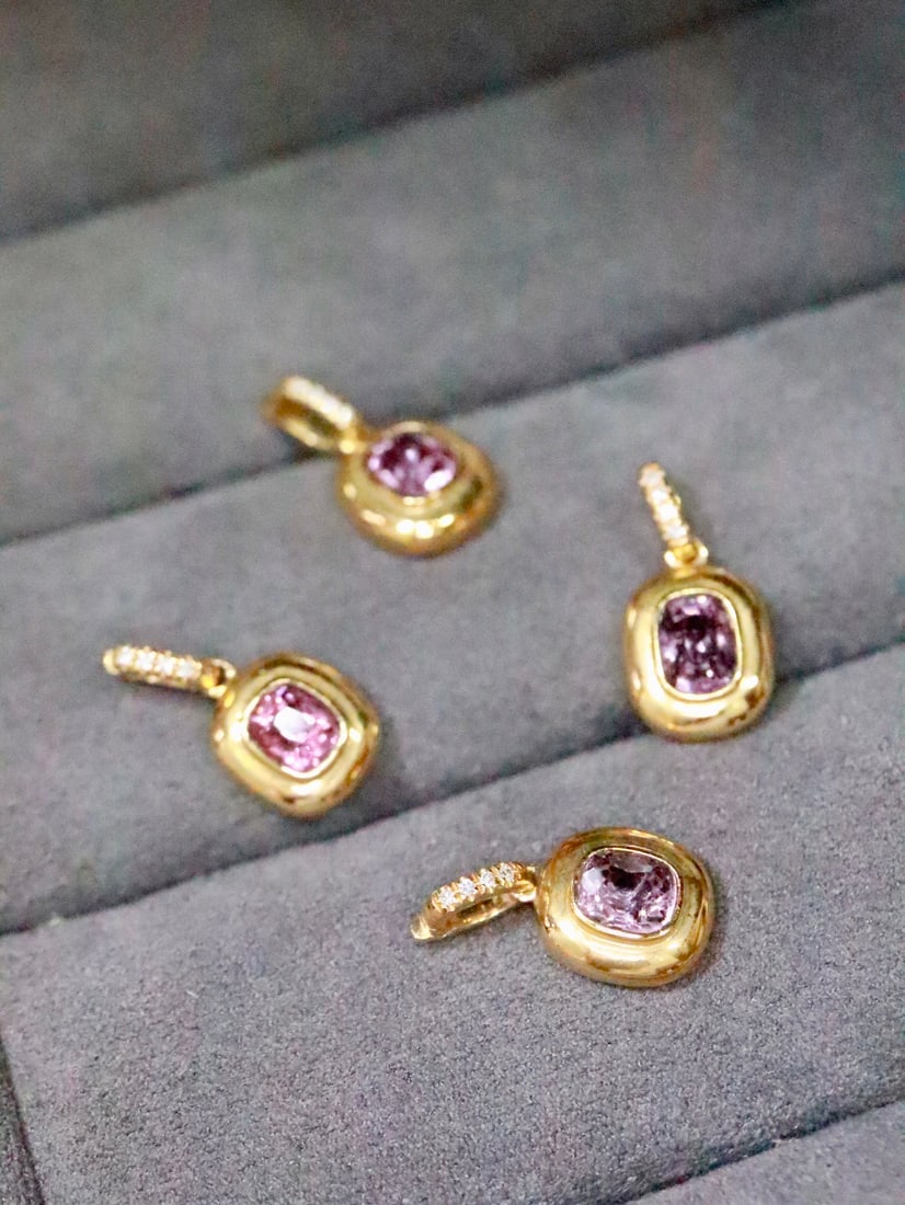 18K Gold Spinel Pendant: This pendant is meticulously set in 18K gold, showcasing the unique charm of spinel. The crystal is clear, and the design is exquisite, suitable for various occasions. The open clasp design allows for