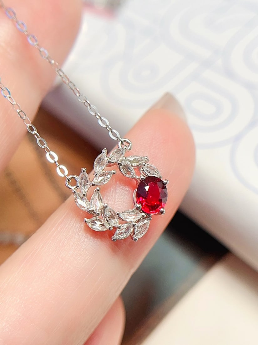 18K Gold Natural Pigeon's Blood Red Ruby Necklace: This necklace is crafted from 18K gold, featuring a pigeon's blood red ruby that exudes a noble and elegant aura. The ruby's glassy texture and nearly flawless quality make it shine brilliantly under 