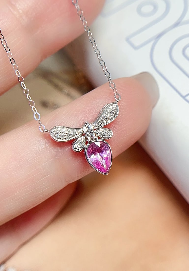 18K Gold Sapphire Collarbone Necklace: This 18K gold sapphire collarbone necklace captivates with its exquisite design and brilliant sparkle. The main stone is a sapphire, complemented by 22 diamonds and 2 white sapphires, embodying a play