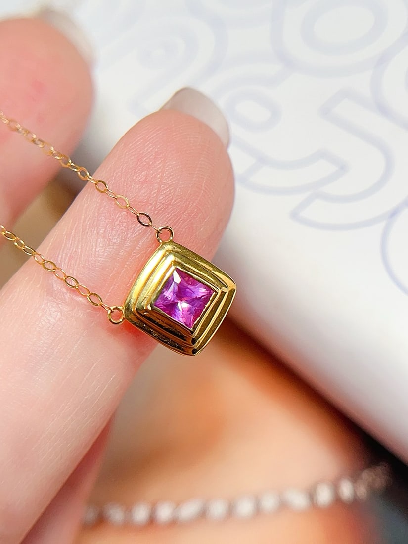 18K Gold Natural Unheated Sapphire Necklace: This necklace is meticulously crafted in 18K gold, featuring an unheated sapphire that exudes minimalist elegance. The princess-cut sapphire radiates a captivating brilliance, suitable for any occasio