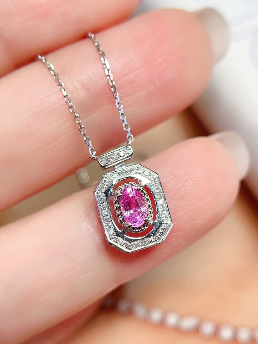 18K Gold Sapphire Collarbone Necklace: This 18K gold sapphire collarbone necklace features a unique perfume bottle design, exuding a touchable sense of luxury. The glassy texture of the sapphire combined with exquisite craftsmanship gives 
