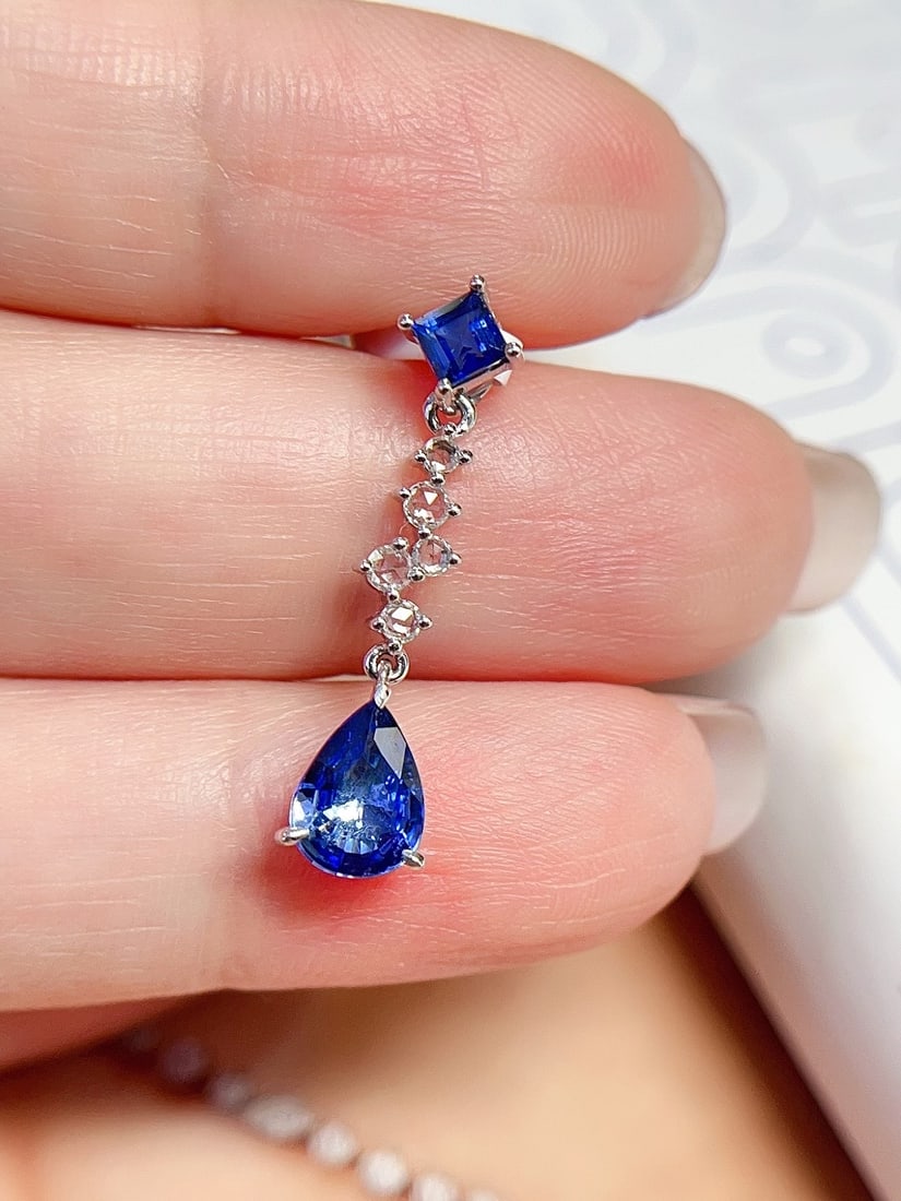 18K Gold Royal Blue Sapphire Pendant: This pendant is crafted in 18K gold, featuring a royal blue sapphire that exudes an aura of elegance and nobility. The design is chic and refreshing, suitable for various occasions. The main stone is 