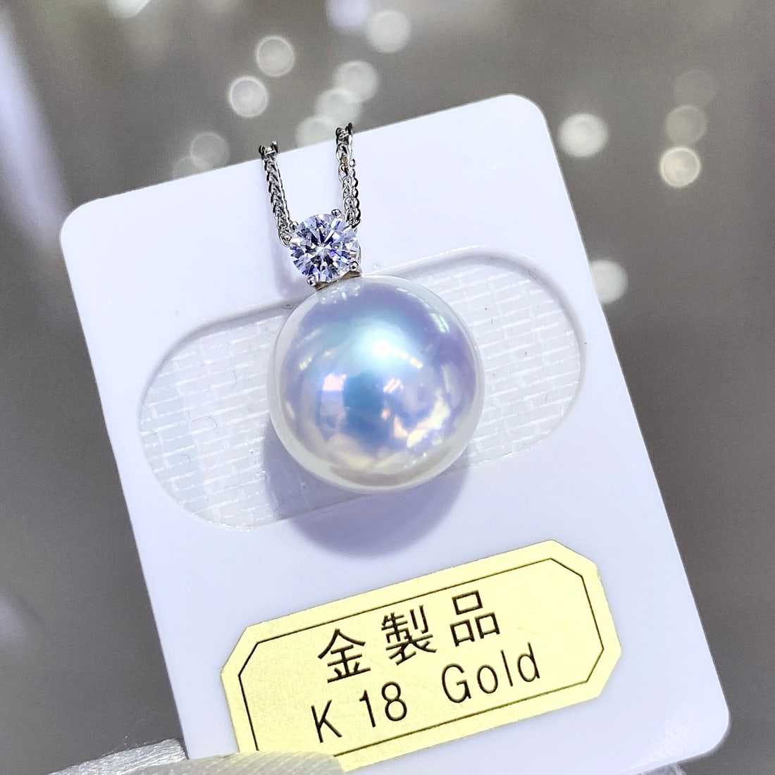 PT900 Edison Pearl Pendant: This pendant features a precious Edison pearl, showcasing unparalleled luster and elegance. The slight imperfections of the pearl highlight its natural beauty, complemented by the thick PT900 platinum