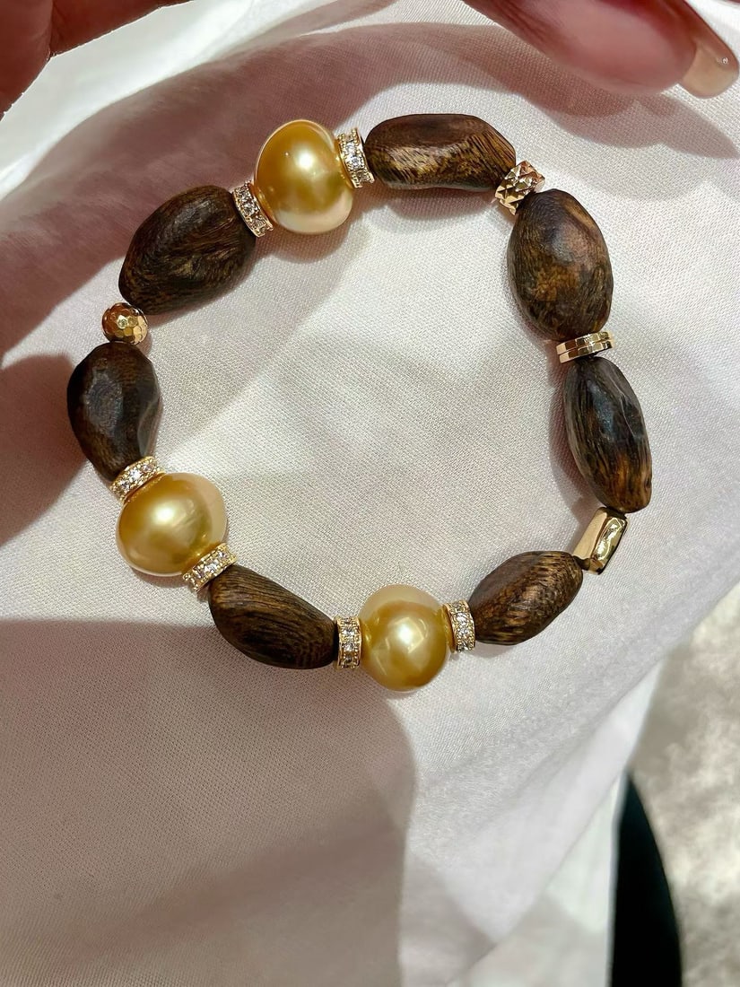 South Sea Golden Pearl Bracelet: This bracelet features South Sea golden pearls paired with agarwood beads, showcasing natural elegance and luxury. Each pearl is carefully selected, exuding a captivating luster. The Baroque style des