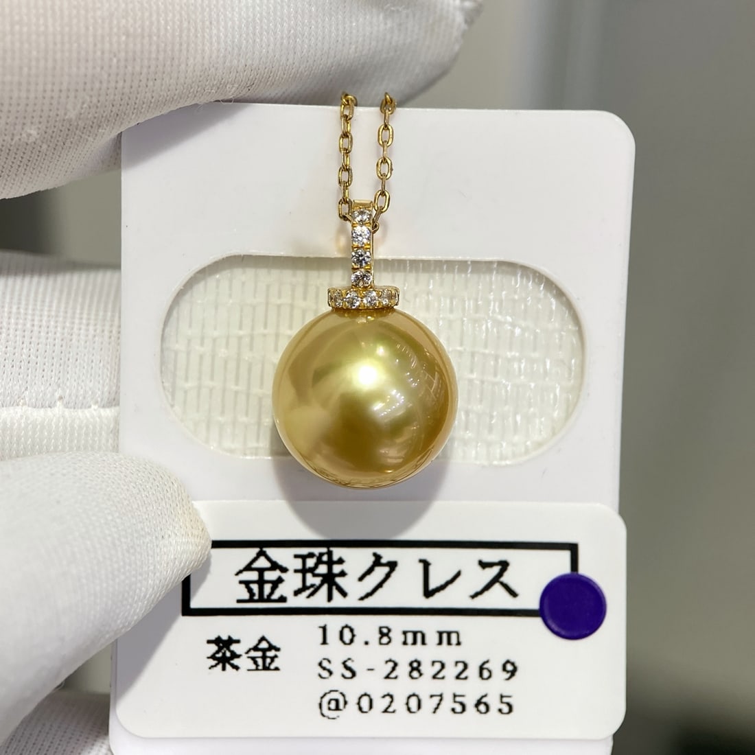 18K Gold Flawless Pearl Necklace: This pearl necklace is renowned for its flawless quality and perfectly round shape, exuding an aura of elegance and nobility. Paired with an 18K gold clasp, it adds a touch of luxury. (Pearl diameter 