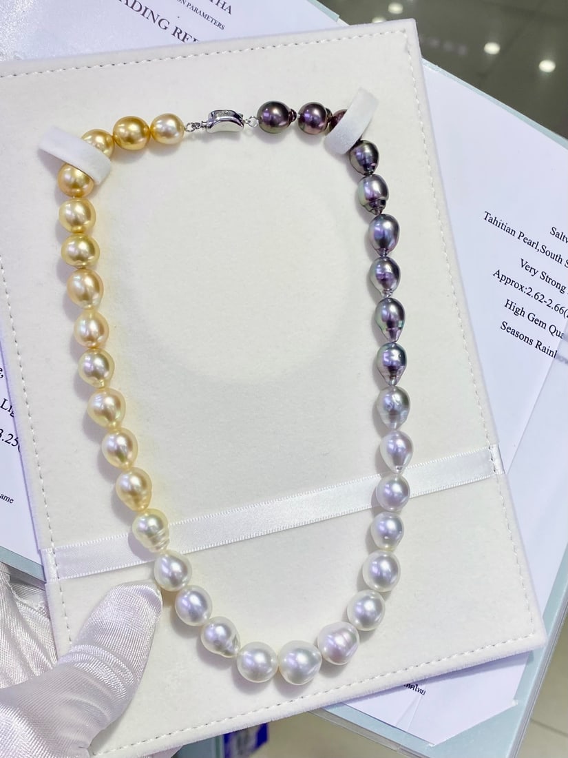 Aurora Tricolor South Sea Pearl Necklace: This Aurora Tricolor South Sea Pearl Necklace showcases a natural transition of colors, with a luster as brilliant as the aurora. Each pearl is meticulously selected, taking a whole year to gather the