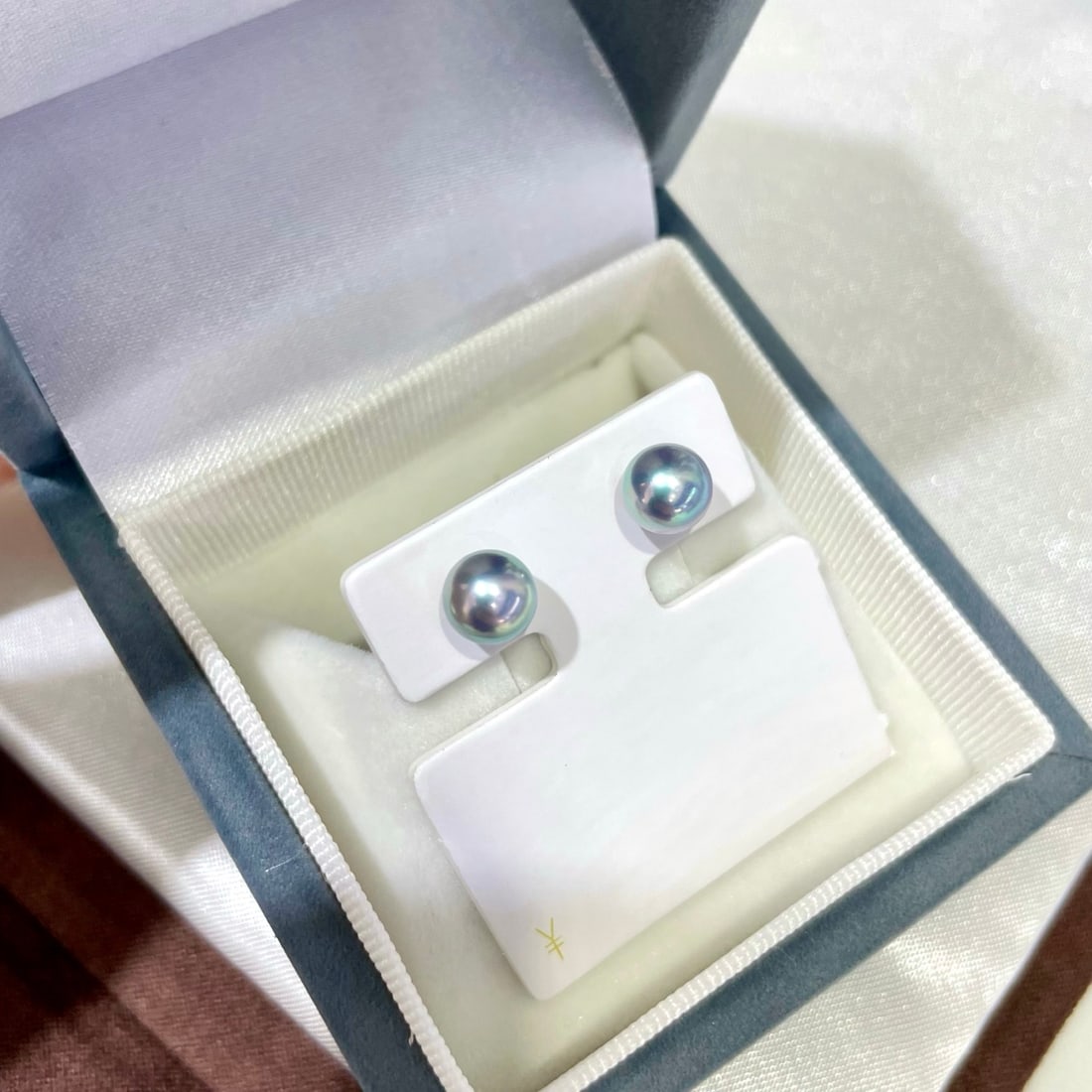 Aurora Silver Blue Pearl Earrings: These pearl earrings exhibit an aurora-like silver-blue luster. The perfectly round shape and slightly blemished surface make them even more brilliant. Each pearl is carefully selected to showcase the
