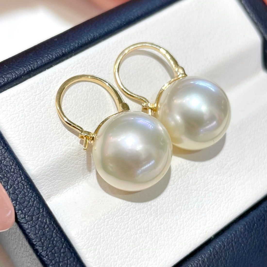 18K Gold Natural Pearl Earrings: These earrings are meticulously set in 18K gold, with pearls exhibiting an aurora-like luster and nearly flawless quality. The perfectly round pearls measure 12-13mm in diameter, exuding an aura of no