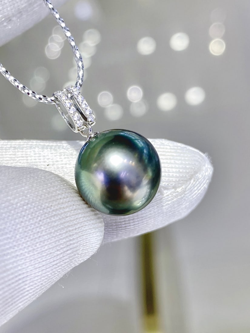 18K Gold Natural Black Pearl Pendant: This pendant features a 12.2mm perfectly round black pearl with subtle blemishes, showcasing exquisite details like an oil painting. The 18K white gold fittings add a touch of elegance, maintaining a 