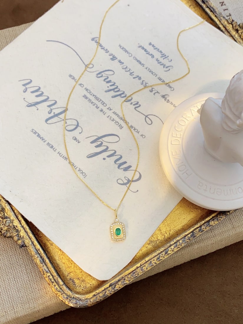18K Gold Emerald Diamond Pendant: This pendant is inspired by a vintage matte perfume bottle, showcasing a classic combination of emerald and diamond. Its design is simple yet exquisite, suitable for various occasions. Freight: 1.Inte