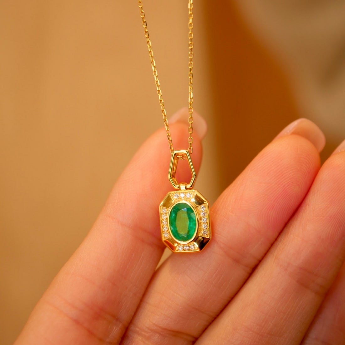 18K Gold Natural Emerald Diamond Pendant: This pendant perfectly combines emerald and diamond, showcasing an elegant and noble aura. The 18K gold material adds a touch of luxury, making it a collectible piece of jewelry. Freight: 1.Internatio