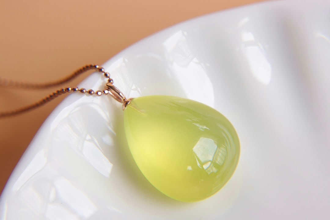 18K Gold Prasiolite Pendant: This pendant is meticulously set in 18K gold, with prasiolite showcasing an elegant hue and unique charm. Suitable for various occasions, it exudes noble elegance. (Main stone 23 carats) Freight: 1.In