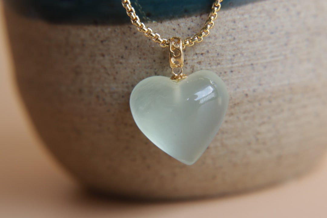 18K Gold Prasiolite Pendant: This 18K gold pendant features a beautifully colored prasiolite, showcasing elegant design and exquisite craftsmanship. The fresh hue of the prasiolite perfectly complements the 18K gold, suitable for