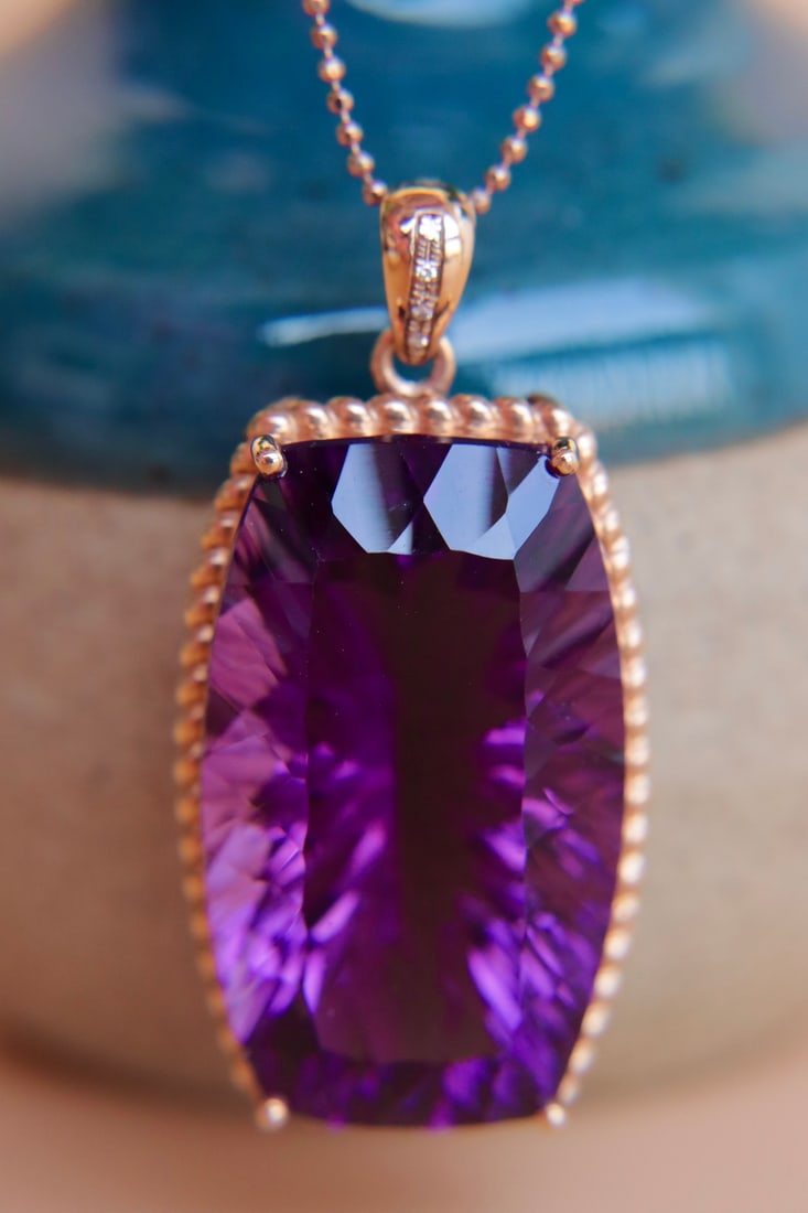 18K Gold Amethyst Diamond Pendant: This pendant is meticulously crafted in 18K gold, featuring a captivating amethyst complemented by sparkling diamonds, exuding a simple yet grand style. (Main stone 39.81 carats) Freight: 1.Internatio