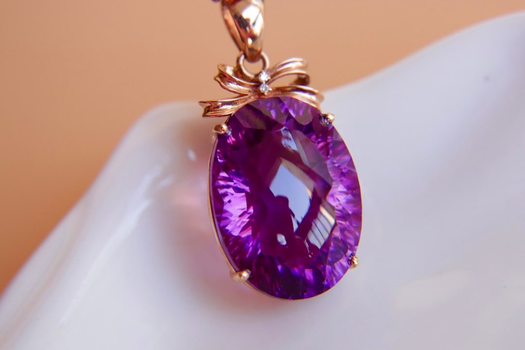 18K Gold Amethyst Diamond Pendant: This pendant is meticulously crafted in 18K gold, featuring a captivating amethyst with clean crystal and excellent brilliance. Accented with diamonds, it exudes noble elegance. (Main stone 18.645