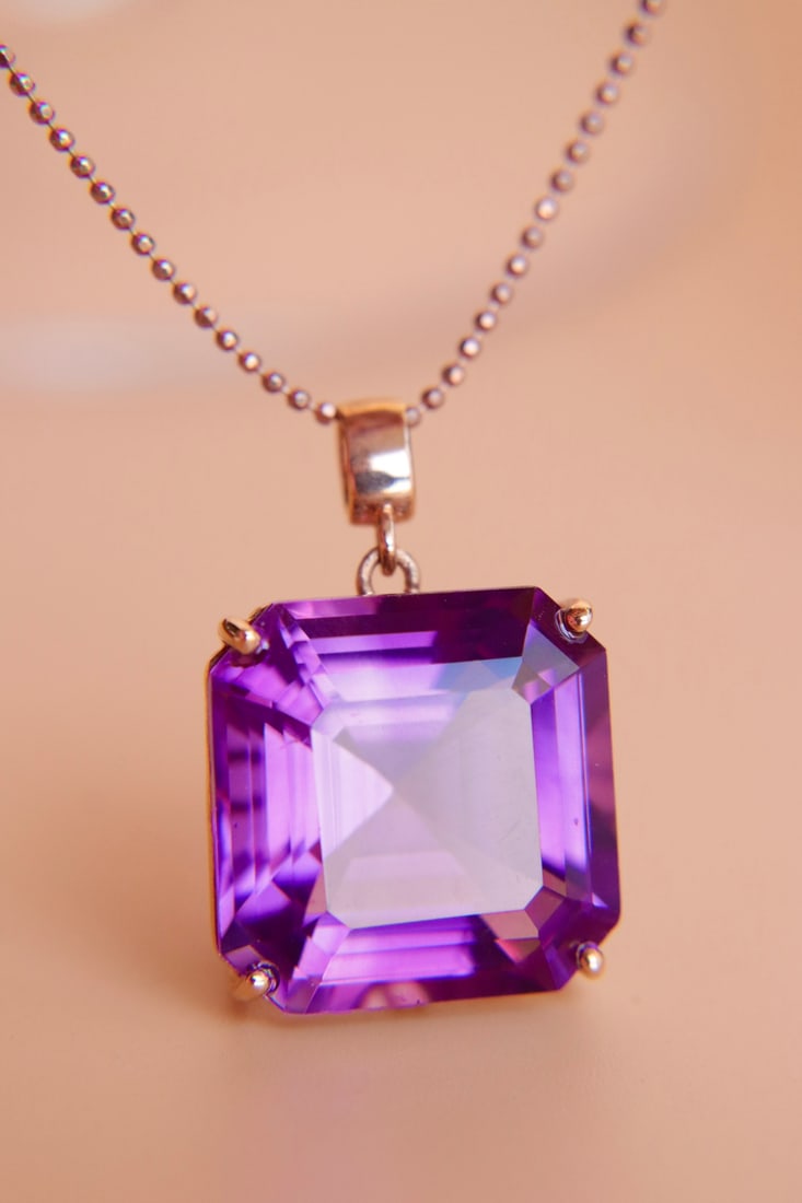18K Gold Amethyst Pendant: This 18K gold amethyst pendant showcases the captivating color and excellent crystal quality of the amethyst. Its design is simple yet elegant, suitable for various occasions. (Main stone 18.3