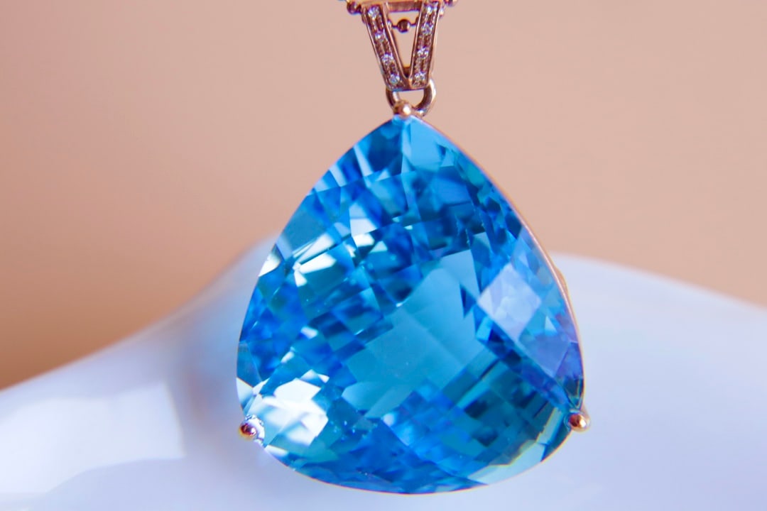 18K Gold Topaz Diamond Pendant: This 18K gold topaz diamond pendant features a simple yet elegant design. The topaz main stone has a captivating color, complemented by exquisite diamond settings, exuding noble elegance. Suitable