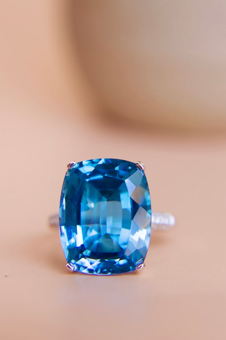 18K Gold Topaz Diamond Ring: This 18K gold ring features a 16.65-carat topaz, complemented by exquisite diamonds, showcasing a simple yet grand style. The color of the topaz is particularly striking. (Main stone 16.65 carats) Fre