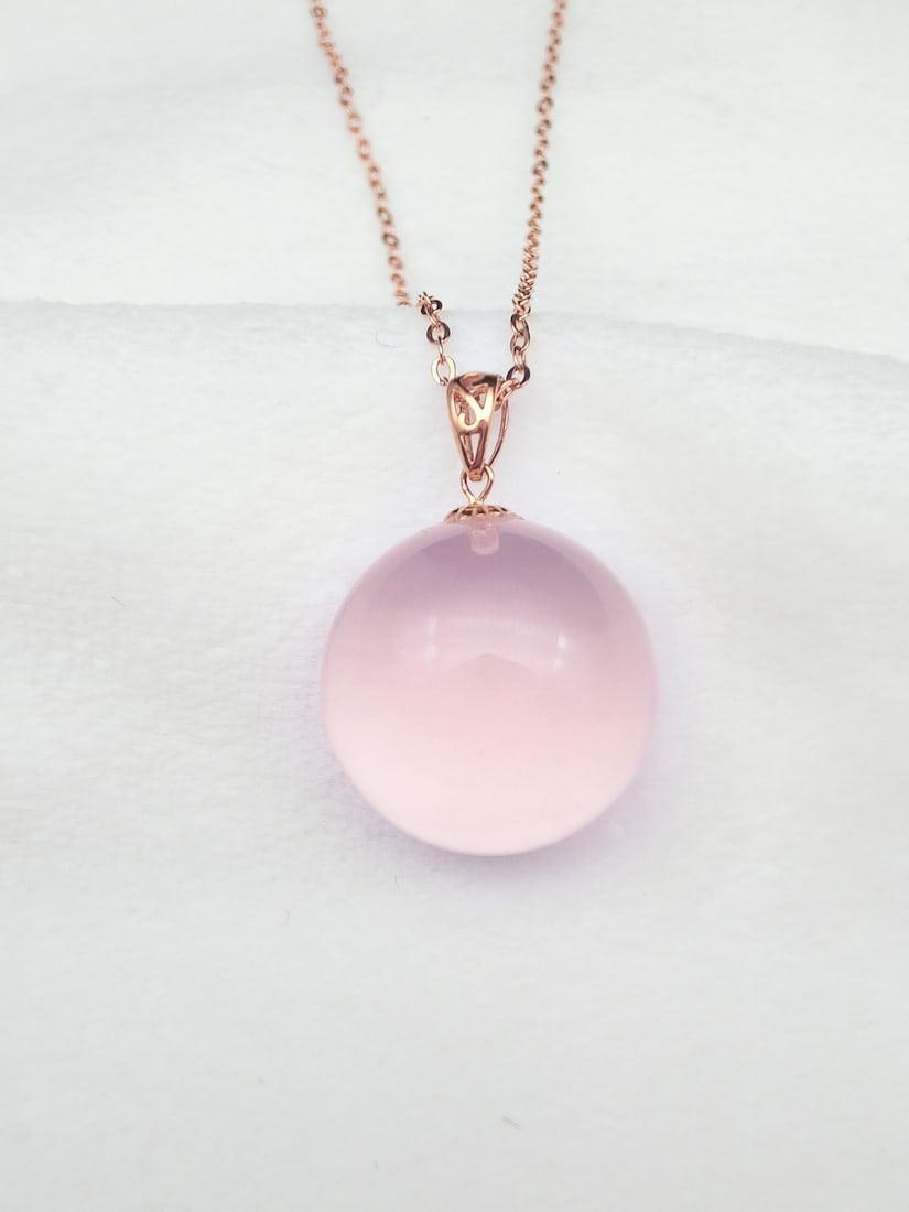 18K Gold Pink Quartz Pendant: This 18K gold pink quartz pendant exudes a crystal-clear beauty, with the pink quartz's color being soft and enchanting. Its crystal is flawless, perfect for collectors seeking high-quality jewelry.