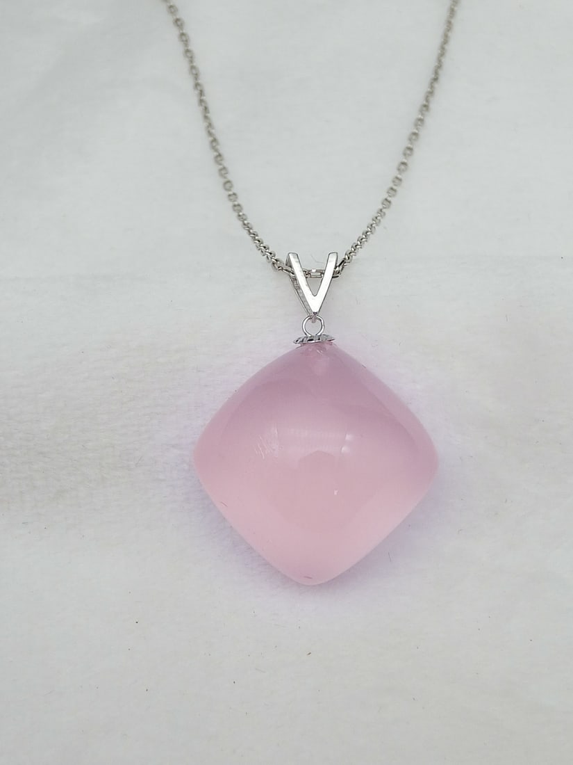 18K Gold Pink Quartz Pendant: This 18K gold pink quartz pendant features an elegant design with a soft and charming hue. Suitable for various occasions, it exudes a noble aura. (Main stone 23.83 carats) Freight: 1.International