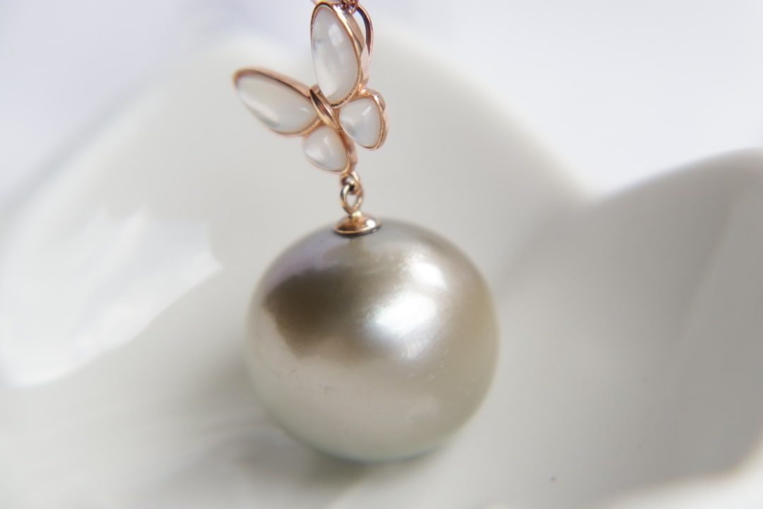 18K Gold Tahitian Sea Pearl Pendant: This pendant is meticulously crafted in 18K gold, featuring a Tahitian sea pearl that exudes natural luster and elegance. The pearl measures 17mm in diameter, perfectly round with strong luster, flawl