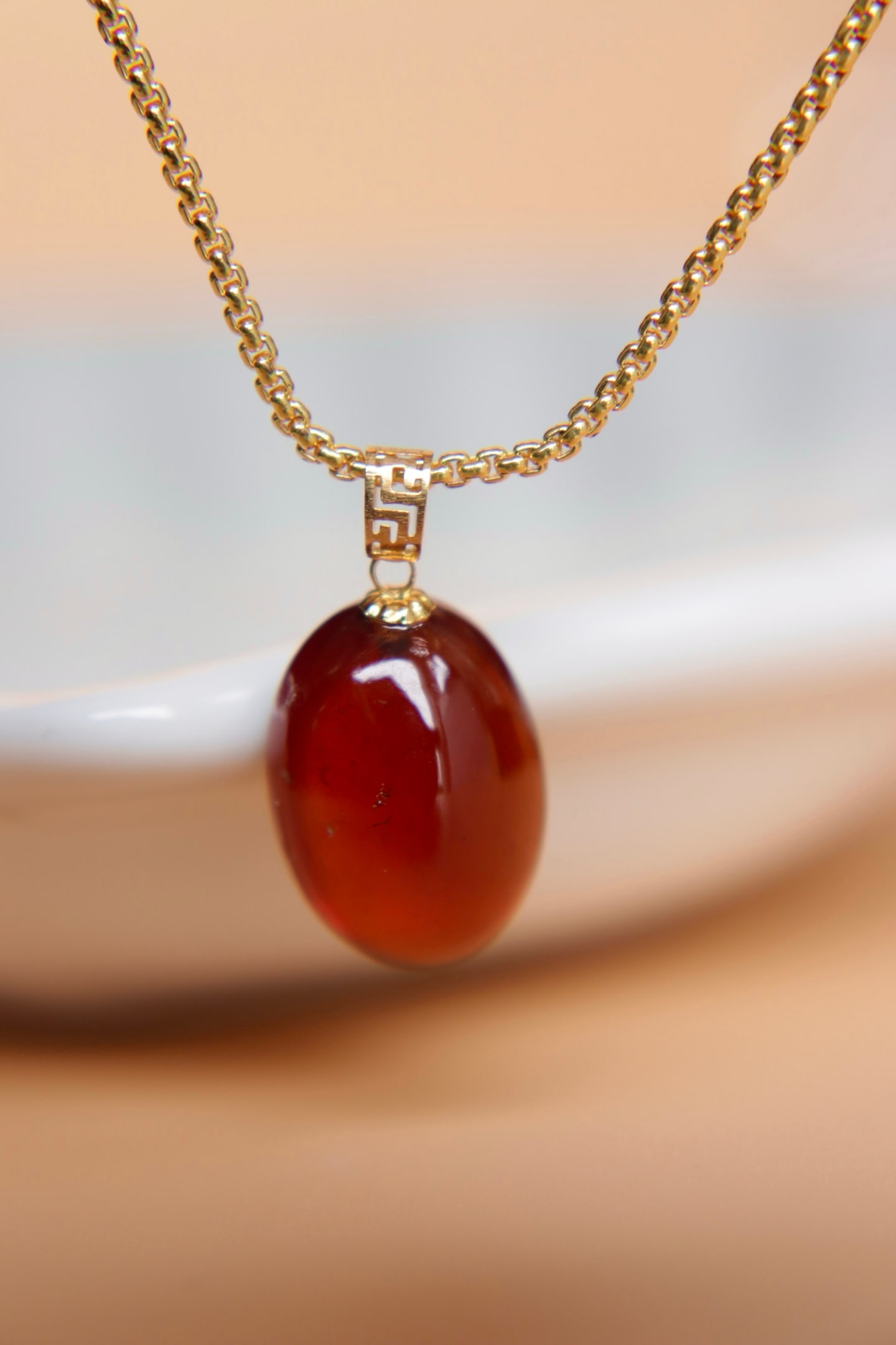 18K Gold Garnet Pendant: This pendant is meticulously crafted in 18K gold, set with a captivating garnet, exuding elegance and nobility. The deep red hue of the garnet adds a touch of luxury to the overall design. Suitable fo