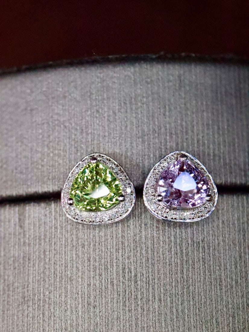 18K Gold Natural Fancy Blue Sapphire Earrings: These earrings feature 18K gold set with natural fancy blue sapphires, exuding a gentle and bright aura. The color of the sapphires is as refreshing as a summer breeze, bringing a sense of tranquility