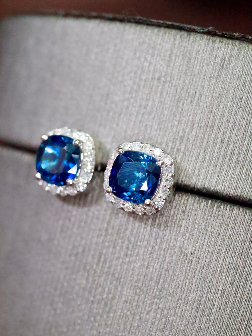 Platinum Natural Blue Sapphire Earrings: These earrings showcase unparalleled elegance with their deep blue hue. The sapphire's color is as captivating as the night sky, complemented by exquisite diamond settings, exuding noble charm. The de