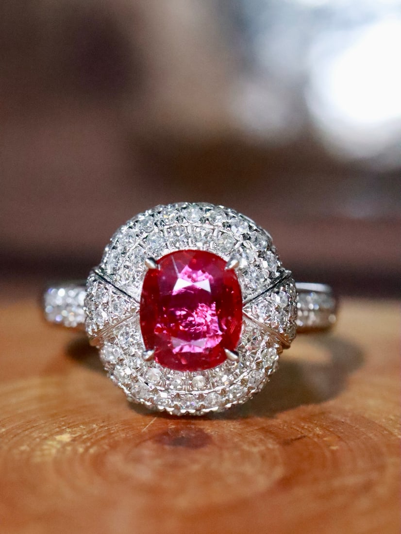 PT950 No-Heat Ruby Ring: This ring features a no-heat ruby as the main stone, showcasing a classic vintage style. The surrounding small diamonds are meticulously hand-set, adding to the overall luxury. The use of PT950 gold e