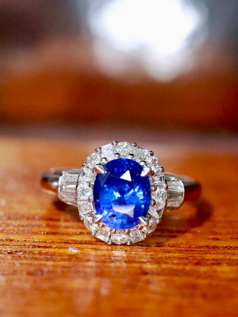18K Gold Natural Sapphire Ring: This ring is meticulously crafted in 18K gold, set with a natural sapphire that exudes an aura of elegance and nobility. The expertly set diamonds add a brilliant sparkle. Both the fire and color are 