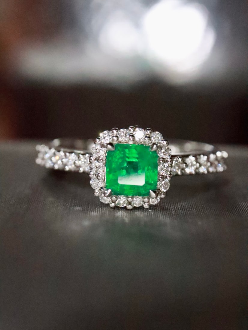 18K Gold Natural Emerald Ring: This 18K gold ring features a natural emerald, exuding an elegant aura. The green glow of the emerald flows gracefully, captivating the heart. The diamond accents add luxury, perfectly complementing