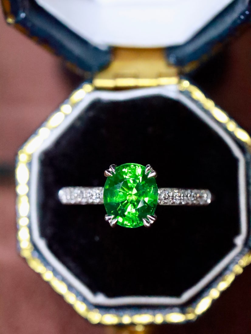 18K High-Quality Tsavorite Ring: This ring captivates with its vivid color and flawless glassy texture. The green of the tsavorite is as lively as a sprite, paired with a stylish design that exudes noble elegance. (Main stone 1.10 ca