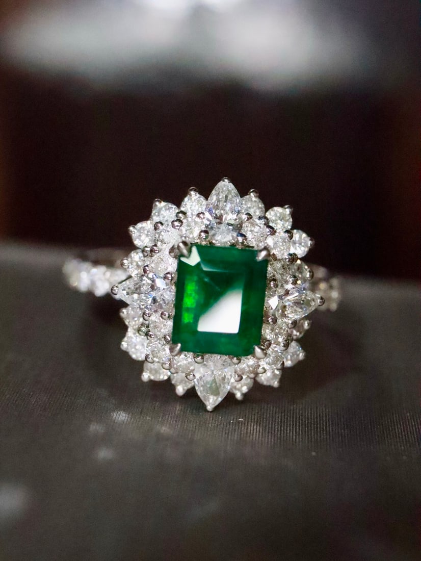 18K Gold Natural Emerald Ring: This emerald ring showcases a rich and vivid hue with a flawless glassy texture, exuding a noble and elegant aura. The 18K gold material perfectly complements this precious emerald. The diamond