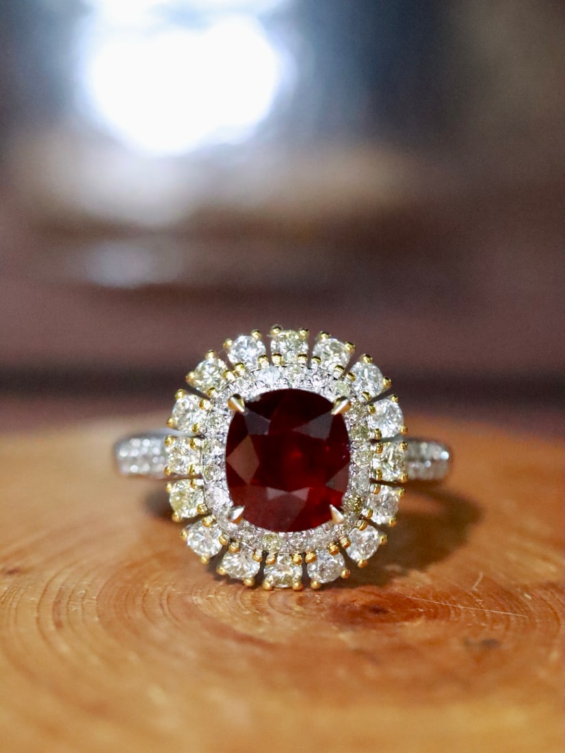 18K Gold Natural Ruby Ring: This ring showcases unparalleled elegance with its deep ruby hue. The luster of 18K gold complements the ruby's color, enhancing the wearer's sense of nobility. From any angle, this ring exudes